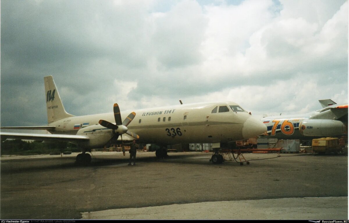 Грузовой Ил-114Т, фото 1997 года, источник: https://russianplanes.net/id225784