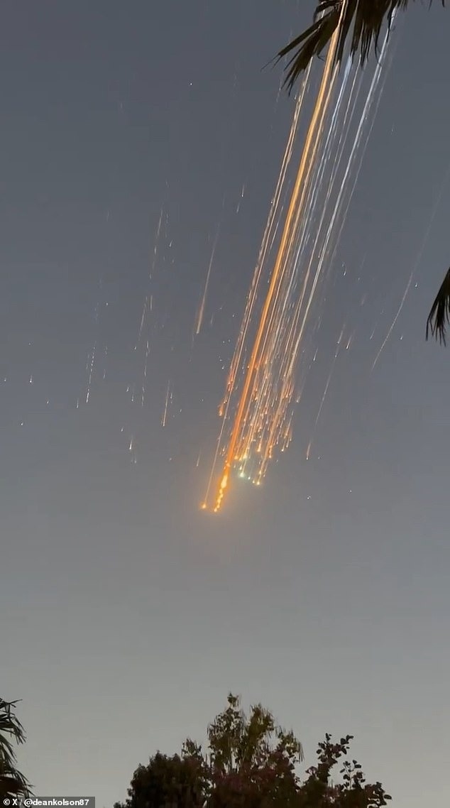     Обломки IFT-7 в небе.     
 Источник: Dean Olson (Twitter)