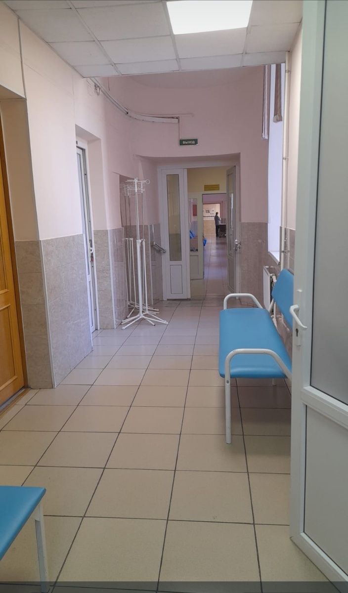 Типичный больничный коридор.