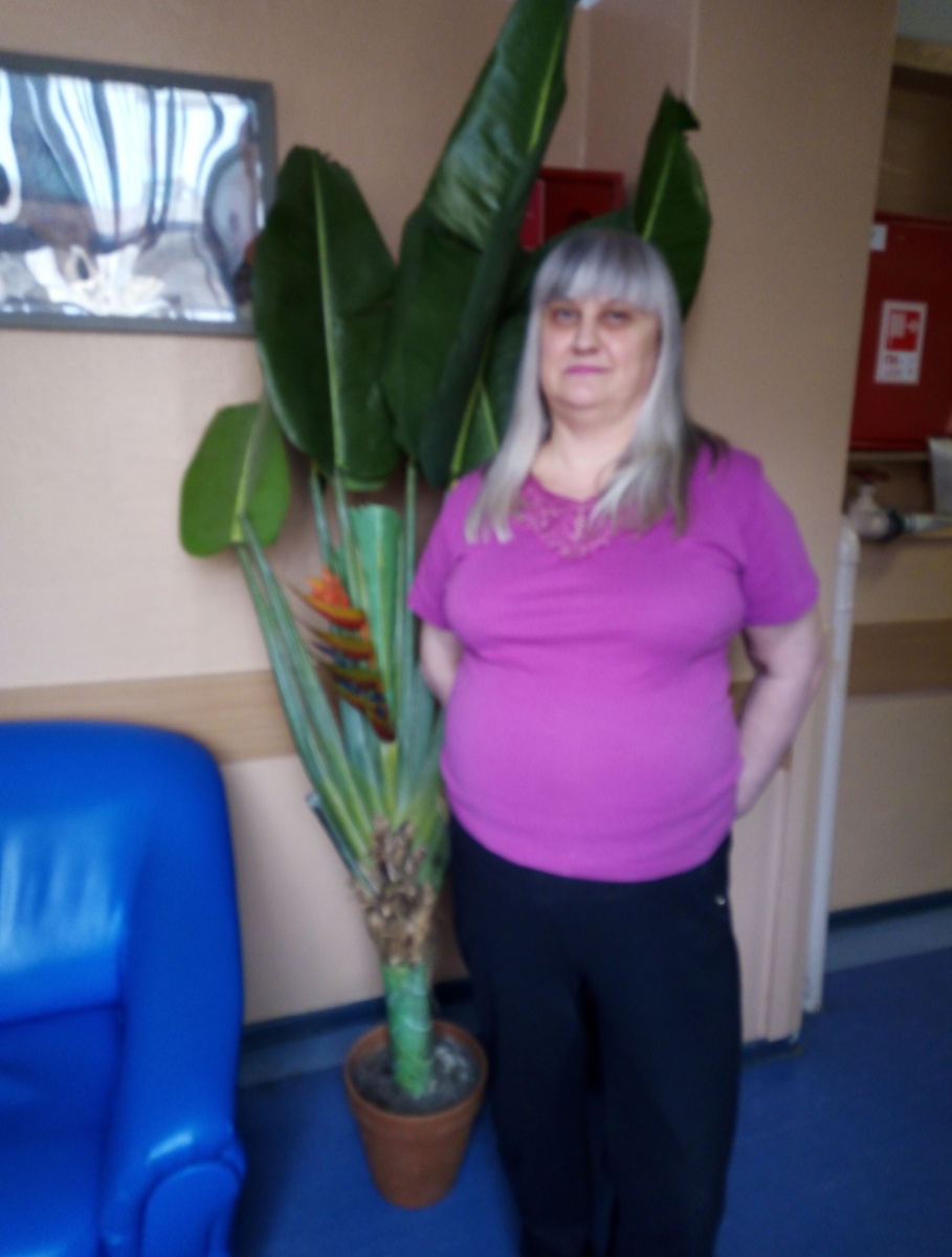 Я перед занятием ЛФК. У каждого одежда из дома, удобная и красивая... Позади меня огромный искуственный цветок в кадке 🪴