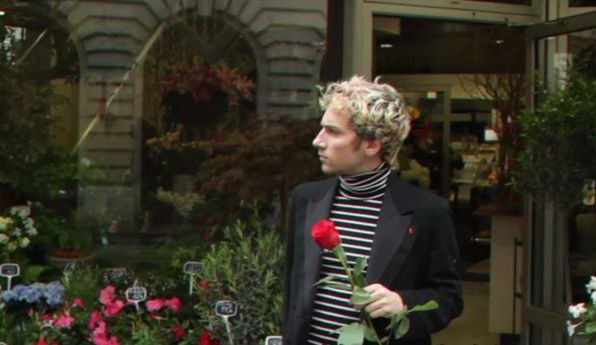 кадр из клипа к песне «Où va le monde», о которой сегодня речь