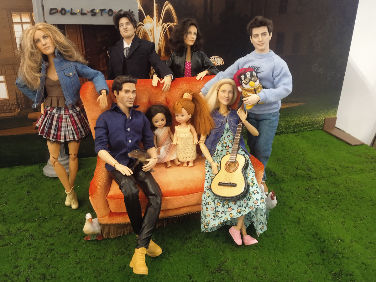 Света и Жанна собрались петь и танцевать. Фото автора.