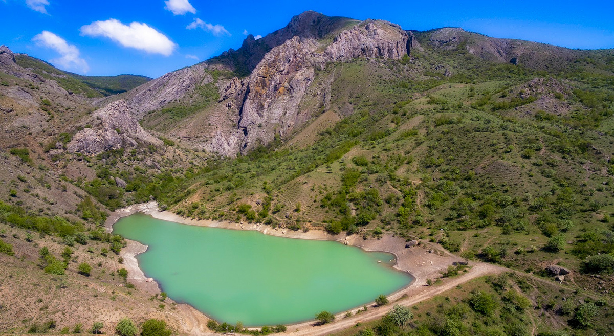 С просторов интернета. Горное озеро Панагия весной. Фотокоррекция автора статьи. 