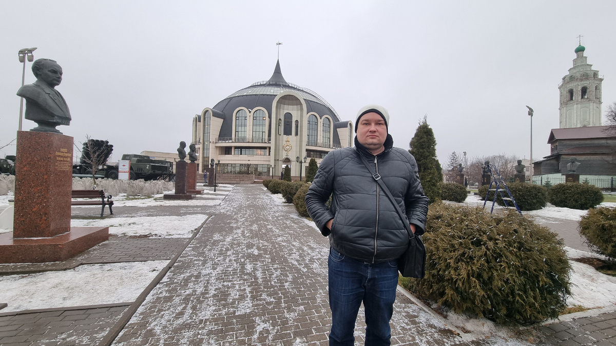 На Фото: слева Аллея славы, вдали слева выставка военной техники и музей Оружия