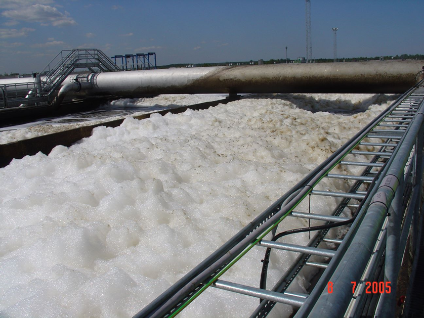Фото 1.  Аэротенки ЮЗОС Санкт-Петербурга в момент пуска в пробную эксплуатацию.  Фото автора