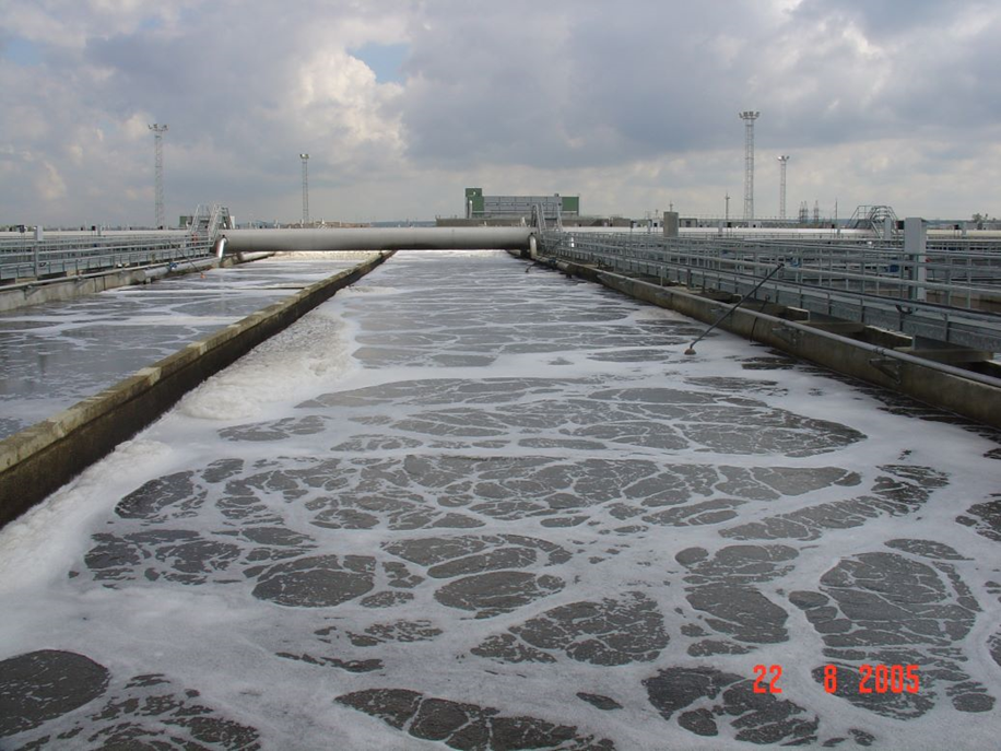 Фото 2.  Аэротенки ЮЗОС Санкт-Петербурга через полтора месяца после пуска в пробную эксплуатацию.  Фото автора