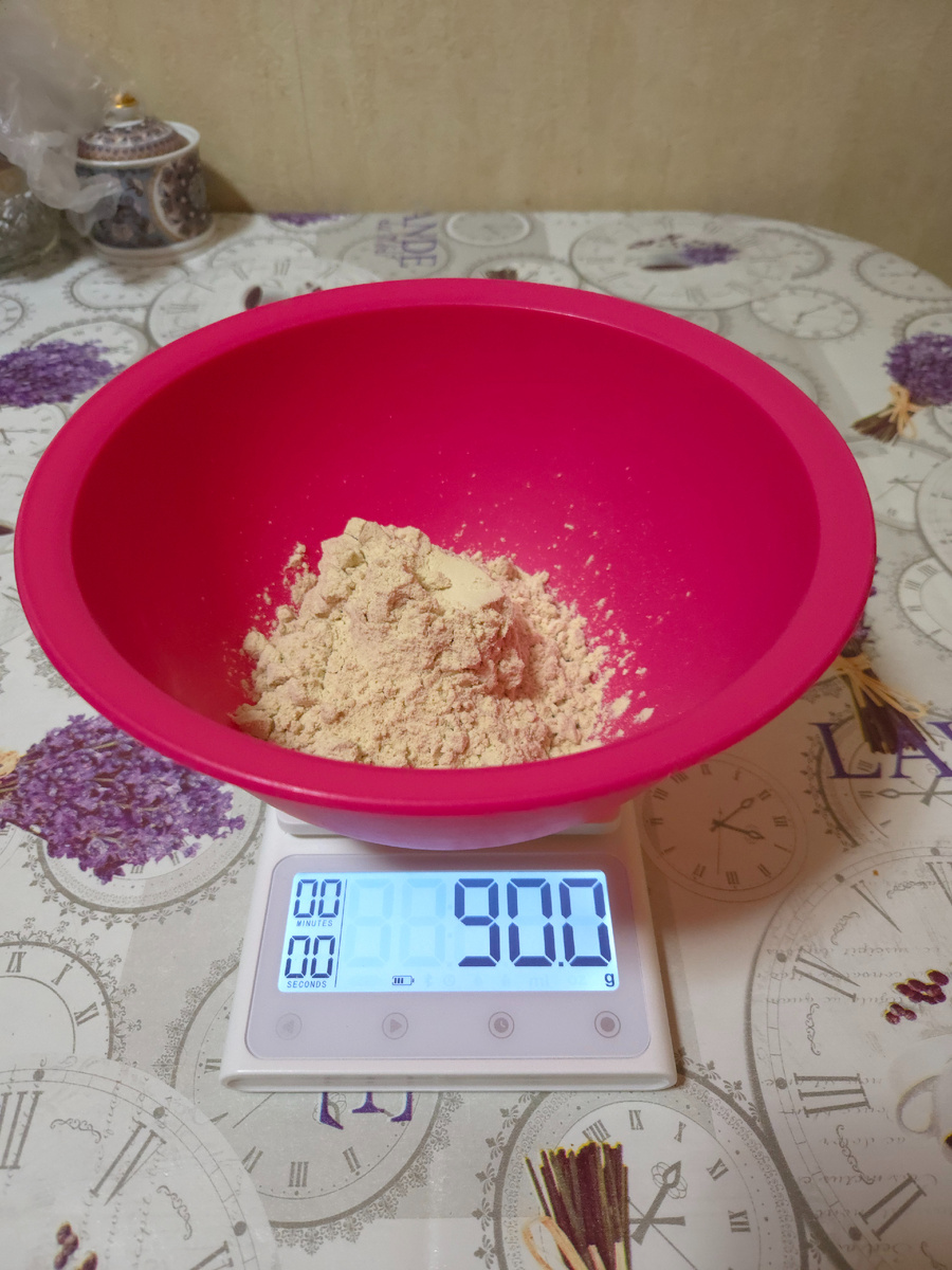 Соевый белок в размере - 90г. Идет как замена муки и увеличиени белка в пироге.