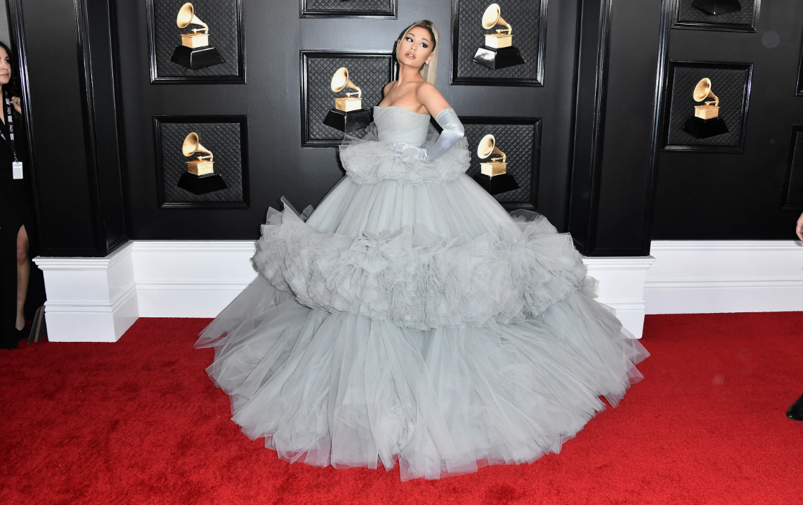 Ариана Гранде 2020 год платье Giamabattista Valli