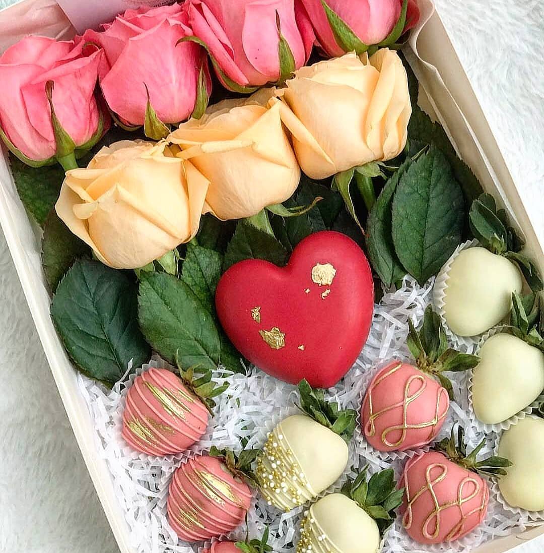 Клубника в шоколаде на 14 февраля с розами в коробке
