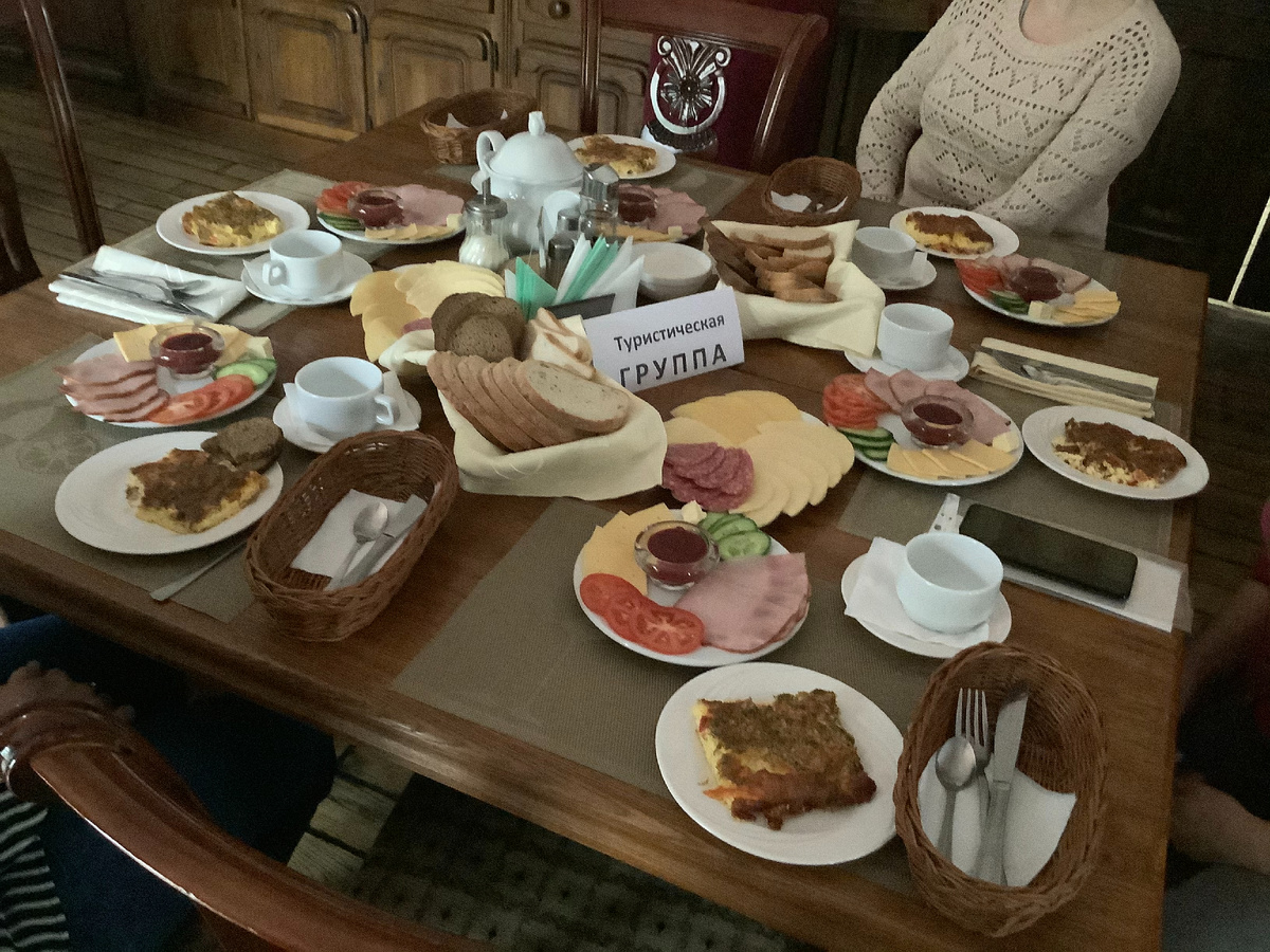 Завтрак в отеле во время автобусного тура
