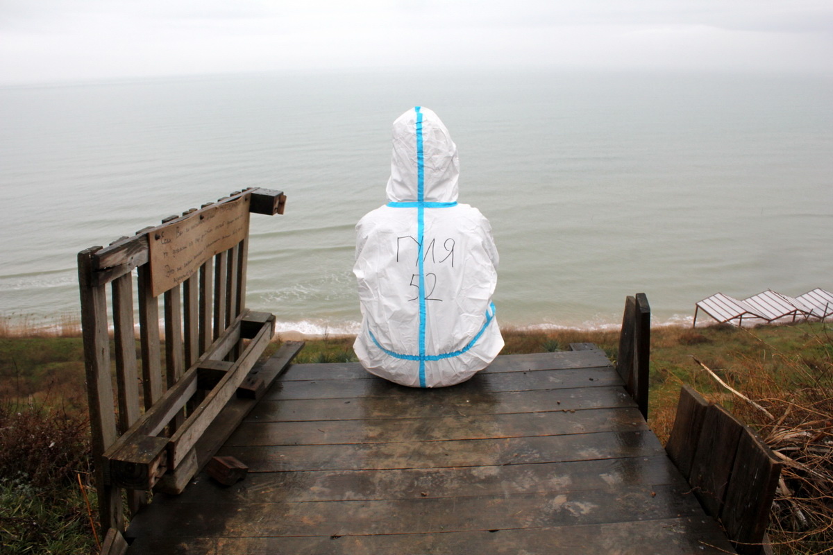 На спине волонтеров пишут номер региона и позывной, при отсутствии имя. 