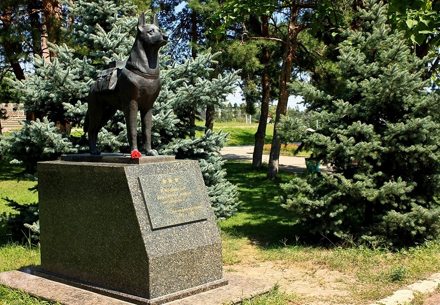 Памятник «Истребителям фашистских танков — служебным собакам-подрывникам 10-й стрелковой дивизии войск НКВД». Волгоград, площадь Чекистов