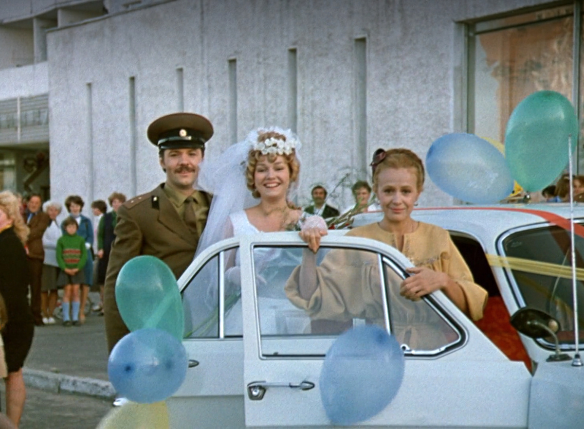 Кадр из кинофильма “Дамы приглашают кавалеров”, 1980 г., режиссер Иван Киасашвили, сценаристы Александр Бородянский, Карен Шахназаров, композитор Богдан Троцюк (скриншот)