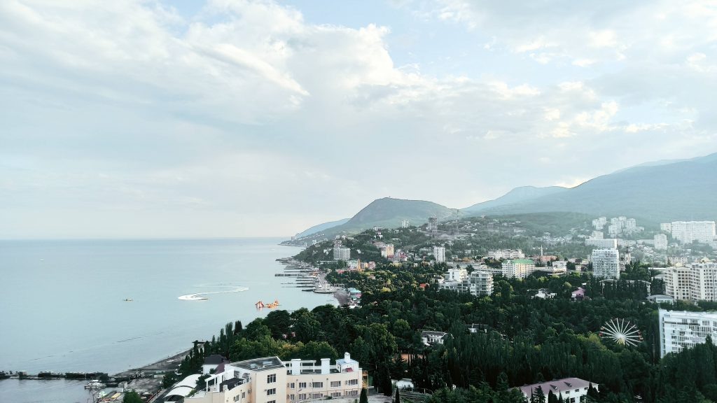 На интригующий вопрос ответит фотограф Степанов Александр в интервью в instagram.Ведущая встречи: Дарья Захарченко (instagram @photo_art_daria).Дата начала прямого эфира: 8 февраля 21.00.Чтобы присоединиться к мероприятию, следите за сторис в instagram  ведущей Дарьи.Вопросы интервью:
1. Что тебя с подвигло поднять данную тему?
2. Чем телефоны лучше чем фотоаппараты?
3. А какие есть у телефонов недостатки?
4. Почему же фотографы все ещё покупают дорогостоящие фотоаппараты?
5. В чем фотоаппараты уступают телефонам?Снято на Xiaomi
