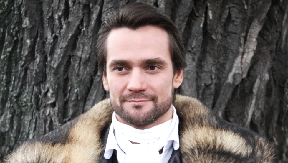 на фото Дмитрий Миллер 