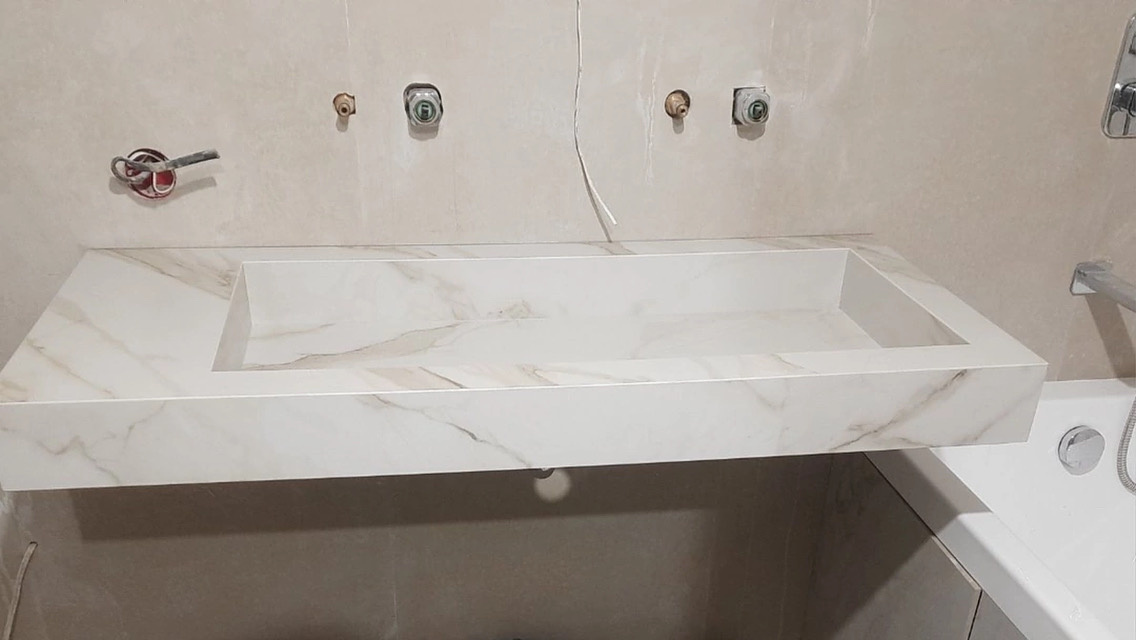 Создайте идеальное пространство для вашей кухни или ванной с уникальной столешницей с трех-уровневой раковиной из керамогранита. Этот продукт сочетает в себе стильный дизайн и практичные решения, которые удовлетворят даже самых требовательных покупателей.

Трех-уровневая раковина предлагает функциональность и удобство, позволяя удобно организовать пространство. Легкость в уходе и чистке делает эту столешницу идеальным выбором для семей, где важно поддерживать порядок и гигиену.

Эта столешница вписывается в различные интерьерные стили, от современного до классического, и станет настоящим акцентом вашего помещения. Выбор такого изделия – это не только практичность, но и эстетическое удовлетворение, ведь качественная отделка и жесткая структура керамогранита дарят чувство уверенности в своем выборе.