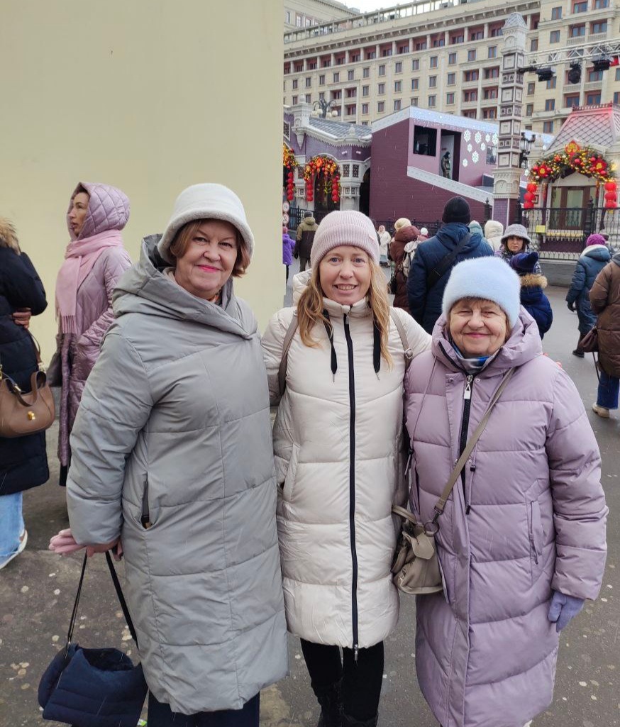 Фотографирует нас Ангелина, подруга Олеси