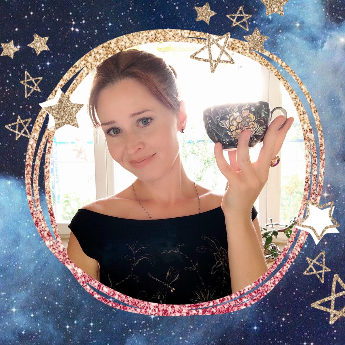 Я с моей первой расписанной чашкой на заказ. Надглазурная роспись.