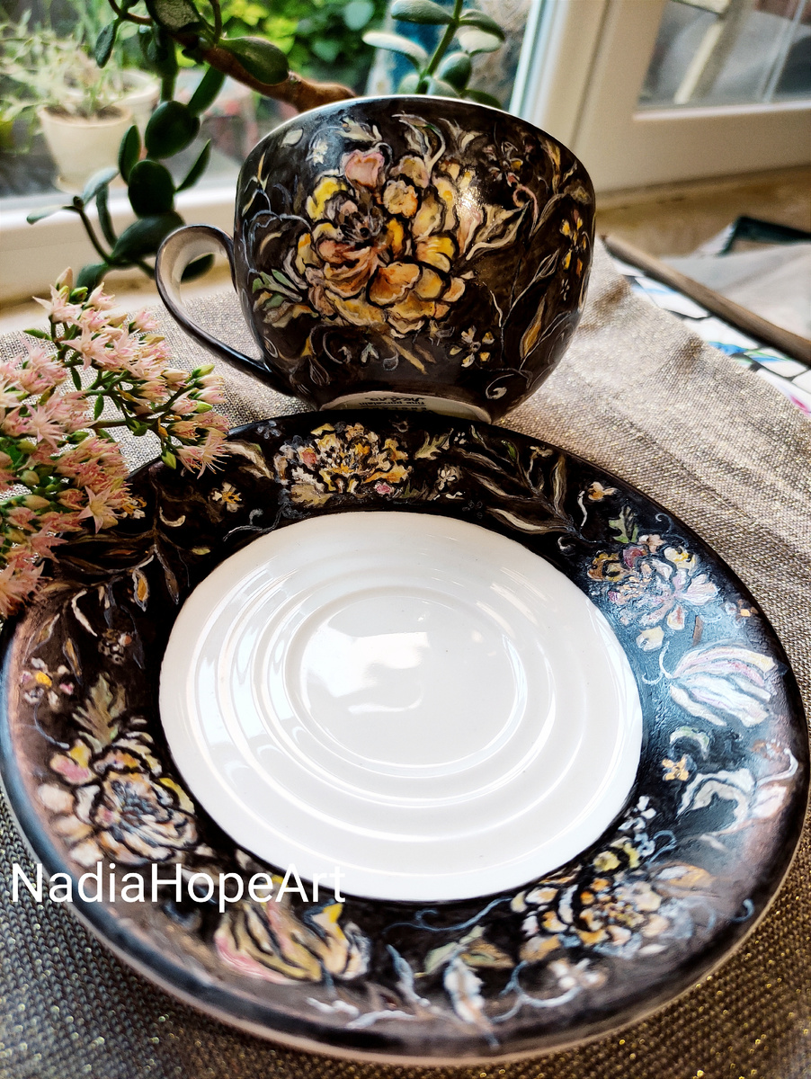 Эта же чашка и блюдце с надглазурной росписью. Первый заказ в таком роде.