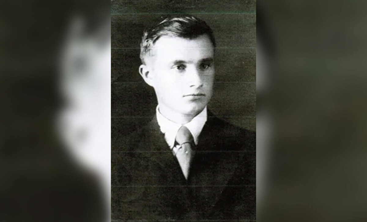 Лев родился 9 августа 1920 года в поселке Казановка Тульской губернии в бедной многодетной семье. Очень рано, года от рождения, лишился отца, внезапно умершего на угольных шахтах горного инженера.

Отлично учился в школе, перед самой войной закончил третий курс Тульского механического института. Был призван Тульским горвоенкоматом в первые дни войны. До весны 1943 г. был ранен в висок, но быстро вернулся в строй. 2 марта 1943 г. во время атаки на льду реки Воря получил второе, фатальное ранение.