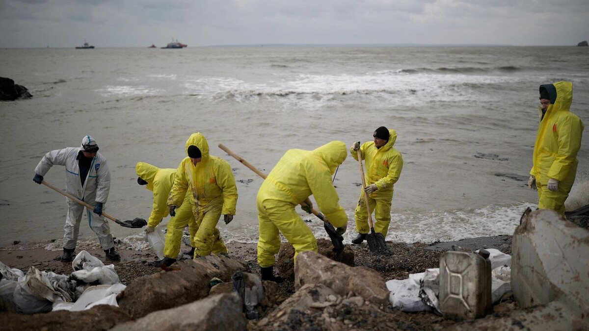 Сотрудники МЧС вручную убирают мазут с пляжа