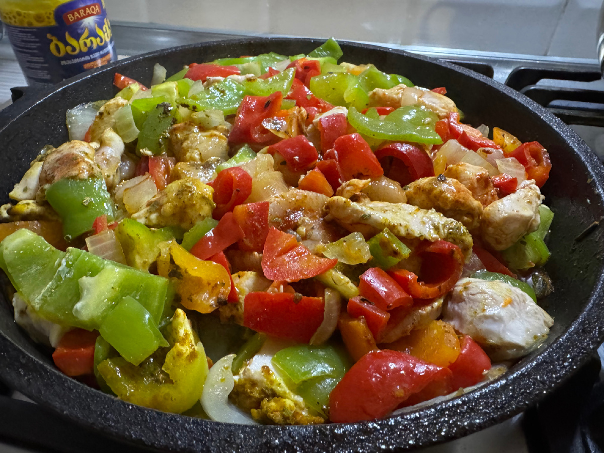 Наше фирменное блюдо - соус с овощами и курицей!! Готовим дома - в любой стране))