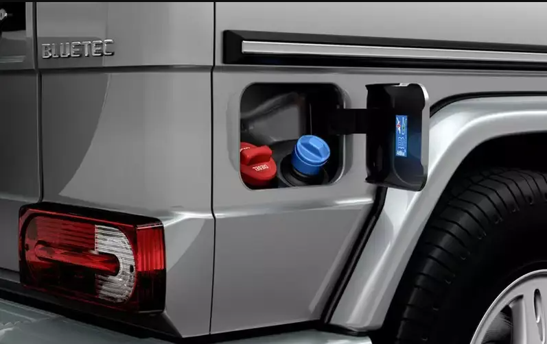 Под синей крышкой горловина для заливки раствора AdBlue