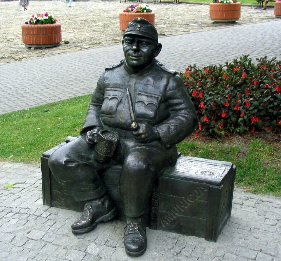 А это гражданин Швейк, но уже в Пржемышле (Польша).