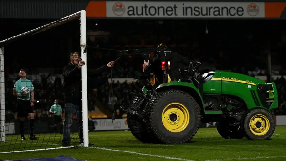 Фото: © Gareth Copley / Staff / Getty Images Sport / Gettyimages.ru
Садовый трактор John Deere на футбольном поле (фото иллюстративное)