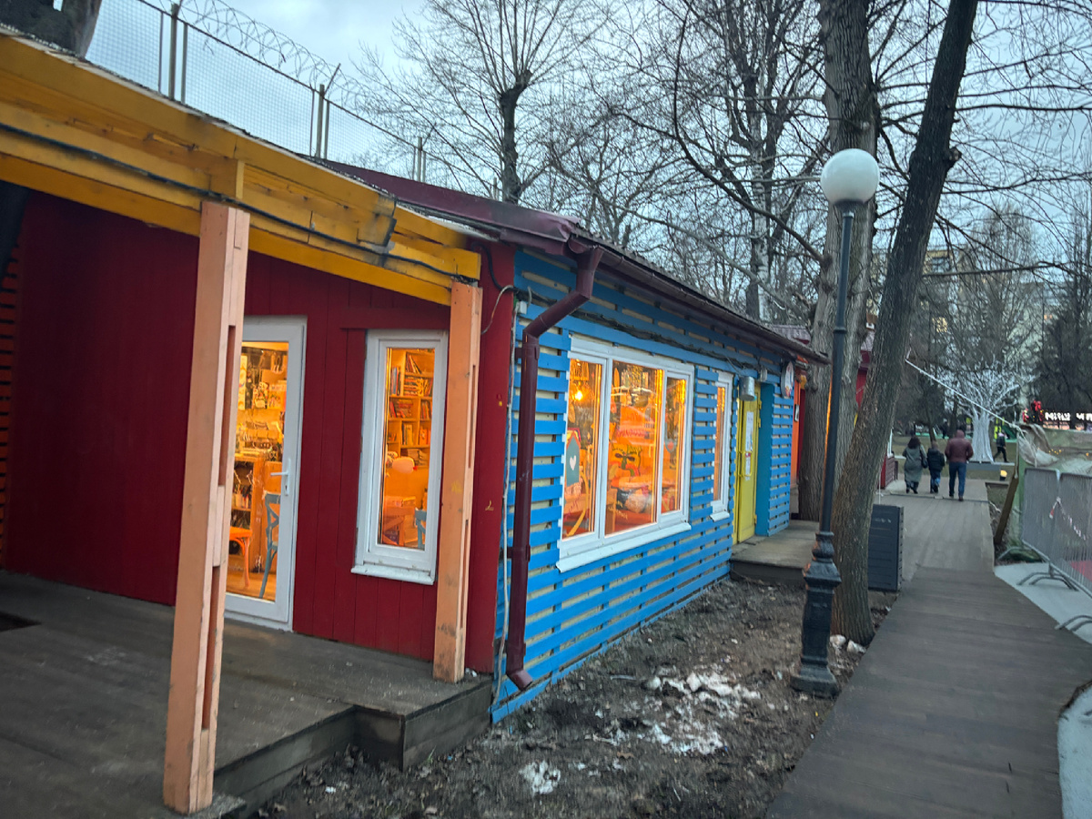 Фото автора. Всегда любила эти яркие домики у площадки. Сама площадка пока на ремонте 