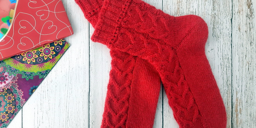 Связались прекрасные красные носочки с узором «Сердечки»