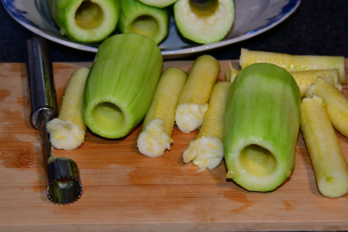 Достаем сердцевину из кабачков