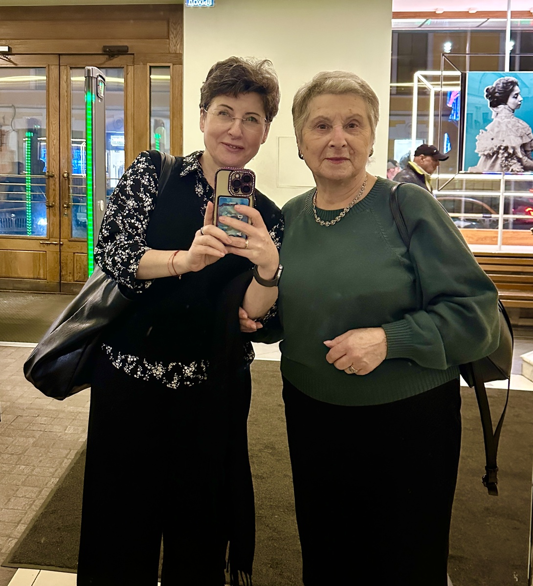 Великий Блогер и мать ея.😁