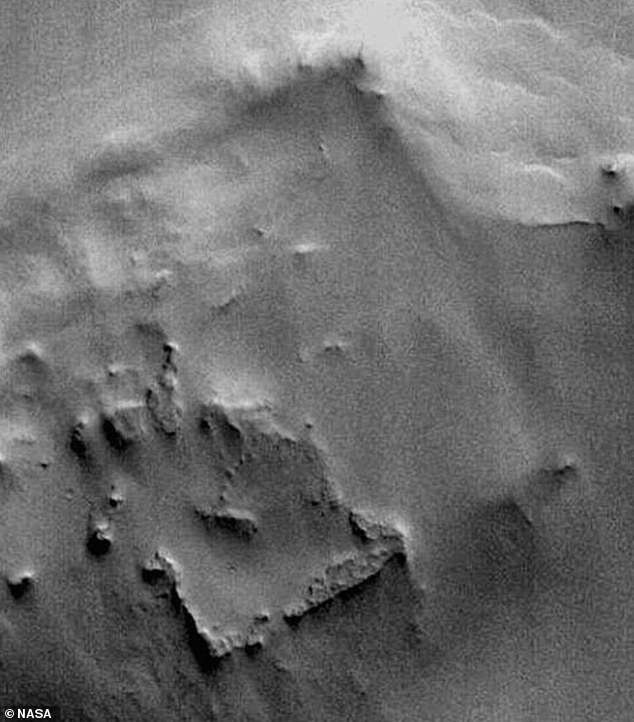     Снимок, сделанный камерой Mars Orbiter Camera и ставший вирусным после публикации на Reddit.    
 Источник: NASA