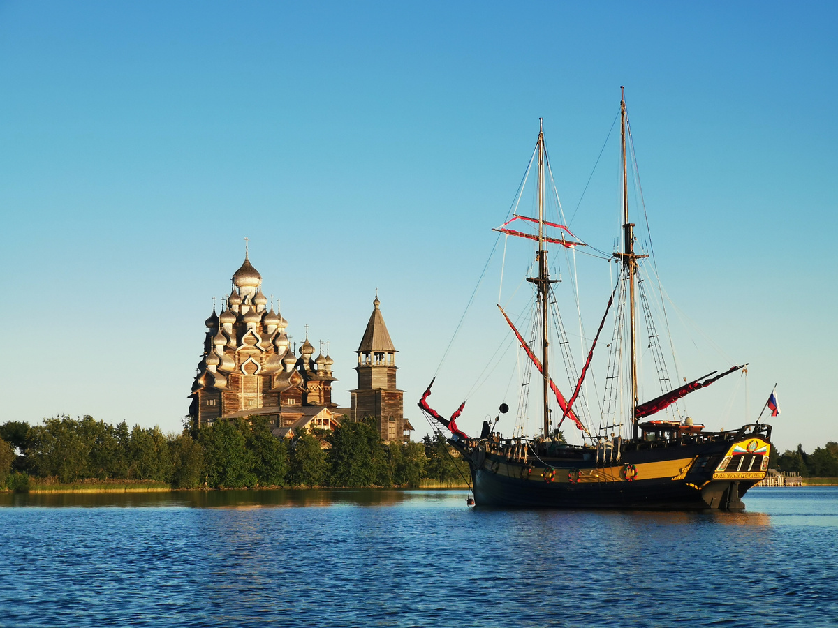 Бригантина на фоне Кижи