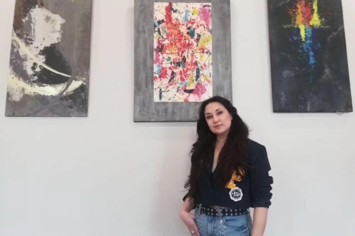    Множество идей, которые крутятся в голове, Марина воплощает на полотнах с помощью необычного материала.