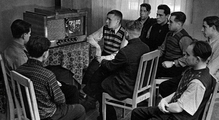 Фото с яндекс.картинки (на заре развития телевидения в СССР)