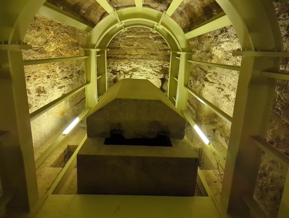 Саркофаг в Серапеуме