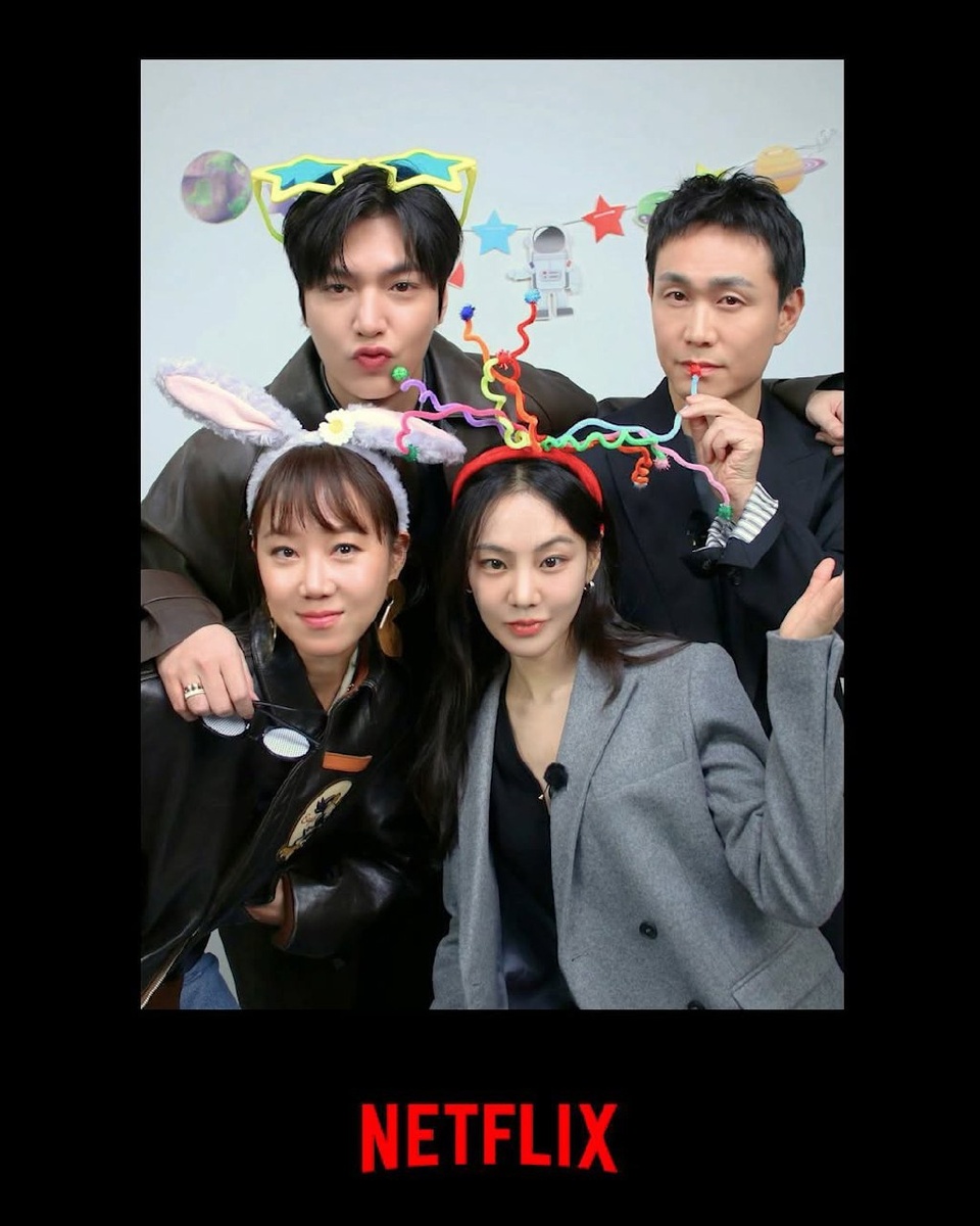 Актёры равзлекаются. Промофото для продвижения дорамы "Спроси у звёзд"