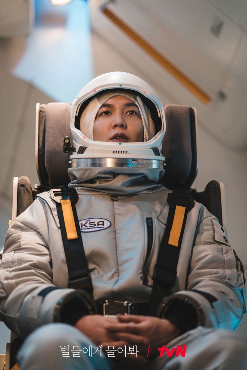 Гон Рён в скафандре