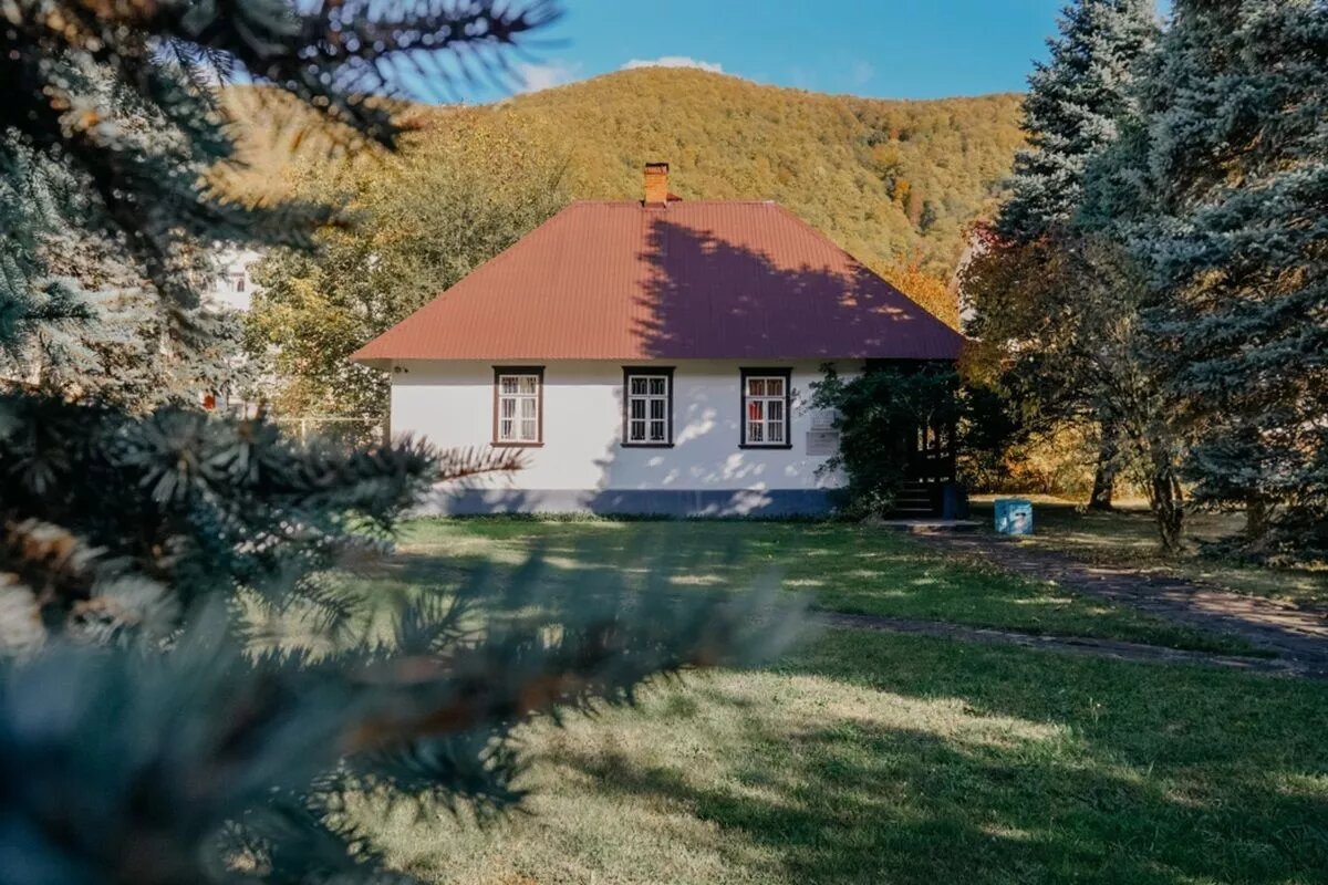 В этом сказочном домике поселка Эстосадок в Красной Поляне провел свои лучшие творческие годы классик эстонского критического реализма Антон Таммсааре.
Фото: Литературно-мемориальный музей Н.А. Островского