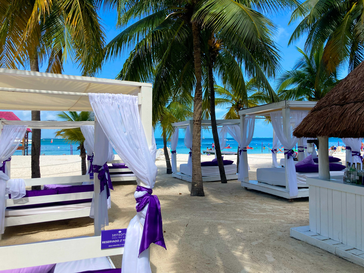 Переместились мы и на такой пляж рядом с отелем