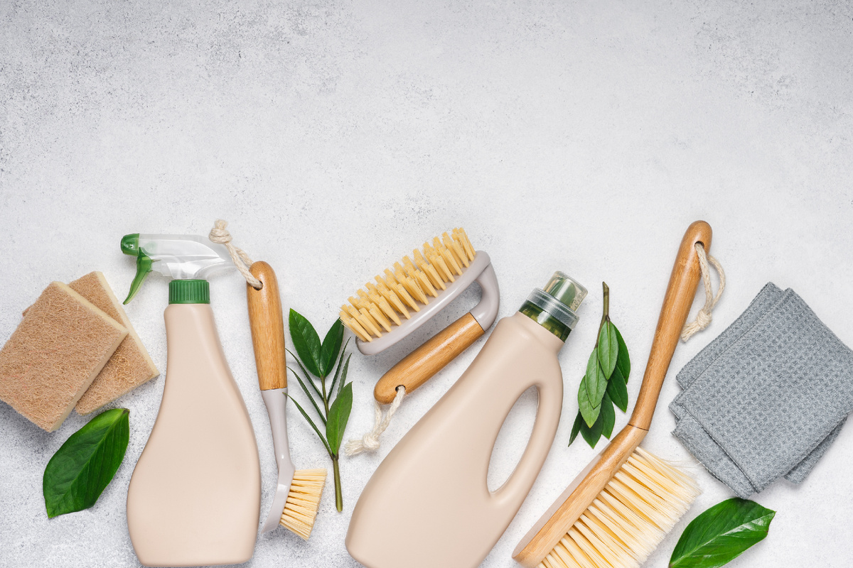 Пример многоразовых упаковок средств для уборки и это губок/тряпок.