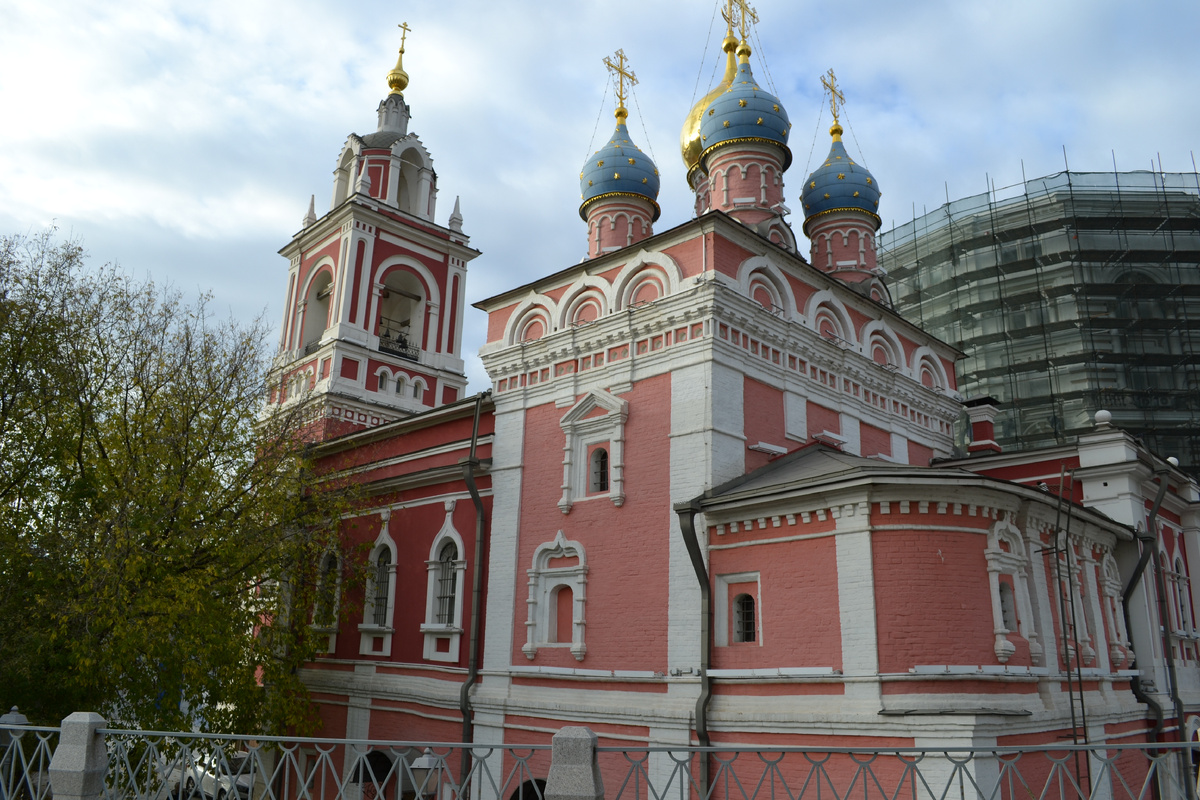 Москва. Улица Варварка. Храм Георгия Победоносца на Псковской горке. Фото автора