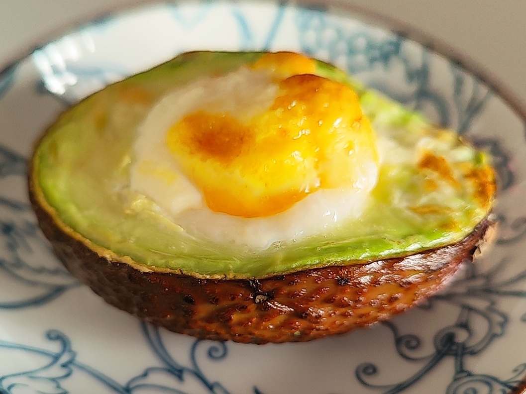 Авокадо, запечённый в духовке с яйцом