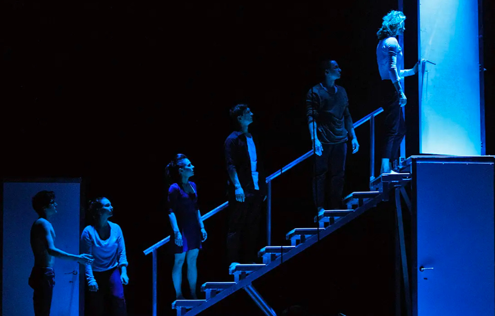 Фотография взята с официального сайта постановки https://teamuz.ru/events/revers