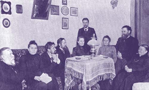 Сотрудники «Русского богатства», на заднем плане — Куприн