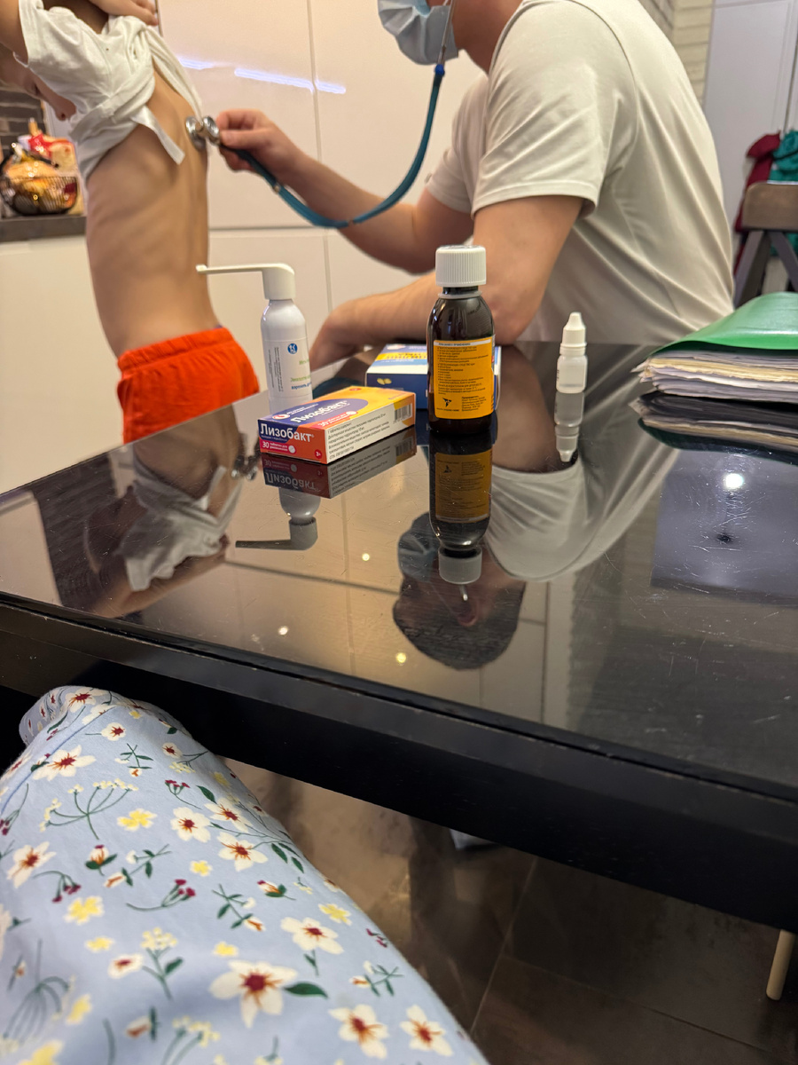 Доктор считает Егоркины ребра 