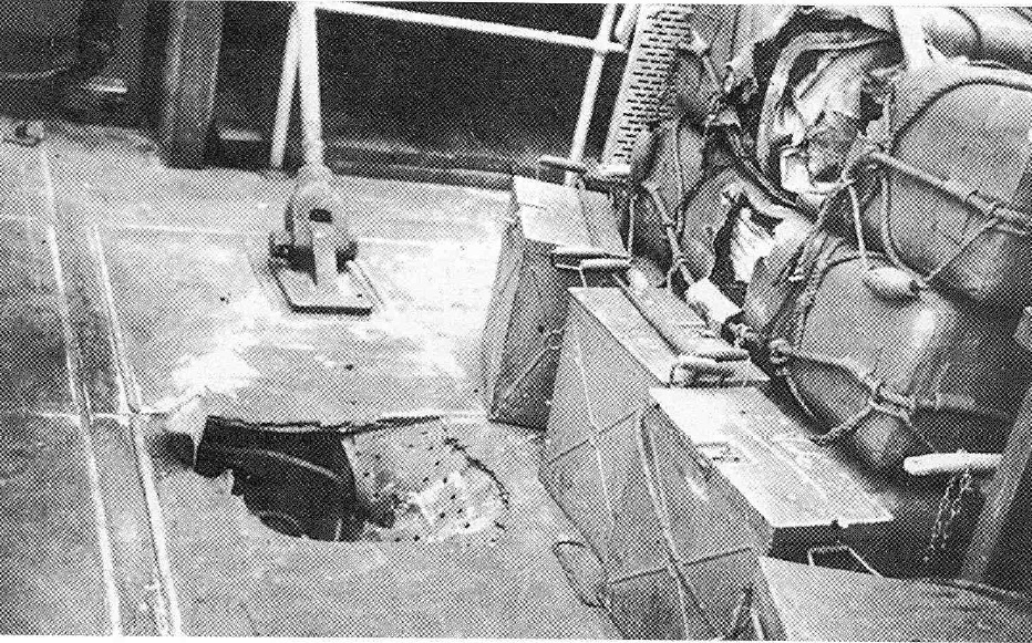 Пробоина в палубе французского крейсера «Эмиль Бертен» после попадания немецкой бомбы