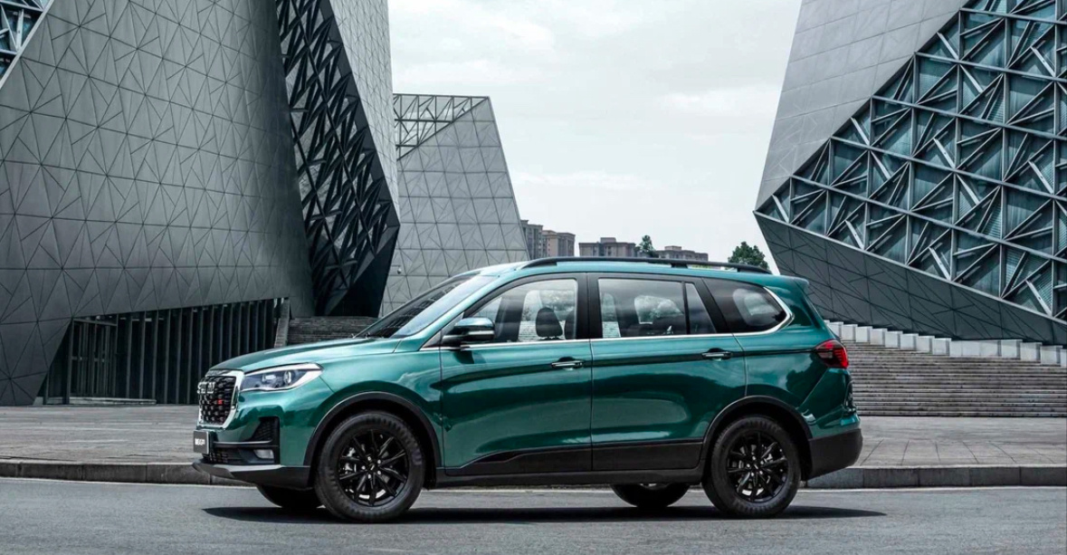 Марка SWM, чьи автомобили для рынка нашей страны собирают на калининградском «Автоторе», опубликовала новые прайс-листы. Все три кроссовера, которые предлагаются в РФ, заметно подешевели: по некоторым комплектациям снижение цен приближается к миллиону рублей.